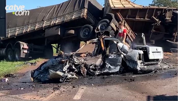 Motorista morre em grave batida entre carro e caminhão na BR-277 em Cascavel